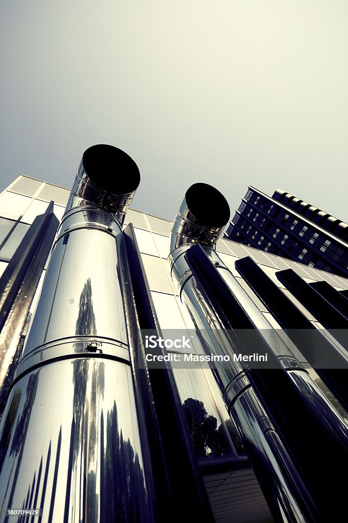 Brillante Vertical tuberías o tubos de Metal - Foto de stock de Acero libre de derechos