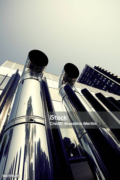 輝く垂直金属パイプチューブ - イタリアのストックフォトや画像を多数ご用意 - イタリア, イタリア ローマ, オフィスビル