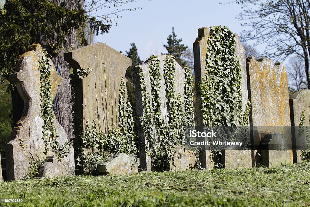 Vecchio Cimitero con lapidi insieme vuoto - Foto stock royalty-free di Allegoria