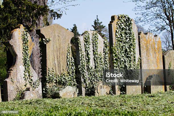 Vecchio Cimitero Con Lapidi Insieme Vuoto - Fotografie stock e altre immagini di Allegoria - Allegoria, Ambientazione esterna, Assenza