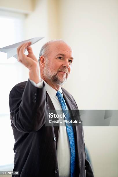 ビジネスマン投げる紙飛行機 - 1人のストックフォトや画像を多数ご用意 - 1人, 60-64歳, 60代