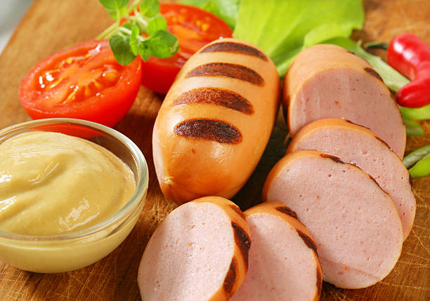 얇게 썬 소시지, 머스타드 및 야채 장식 - sausage knackwurst food bratwurst 뉴스 사진 이미지