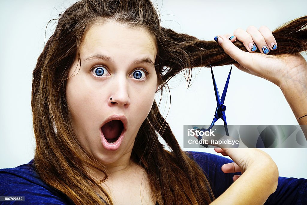Pas en arrière ! Choqué brunette hippie coupes son dreadlocks - Photo de Adolescent libre de droits