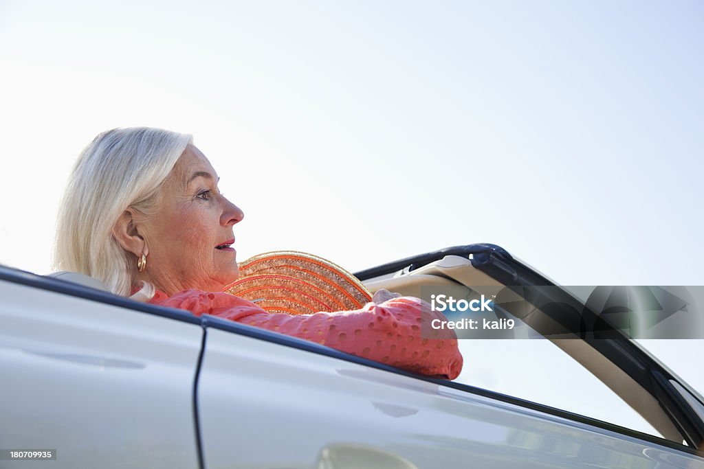 Starsza kobieta jazdy w Kabriolet - Zbiór zdjęć royalty-free (Samochód)