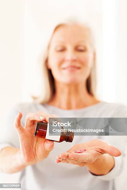 Senior Donna Prendendo Pillole - Fotografie stock e altre immagini di 60-69 anni - 60-69 anni, Adulto, Antibiotico