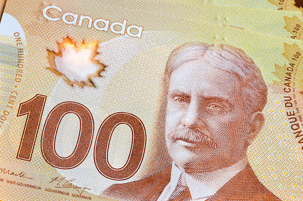 nowa waluta kanady - canadian dollars canada bill one hundred dollar bill zdjęcia i obrazy z banku zdjęć