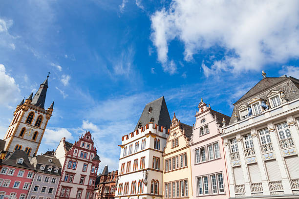 histórica de casas en trier market square, alemania - trier fotografías e imágenes de stock