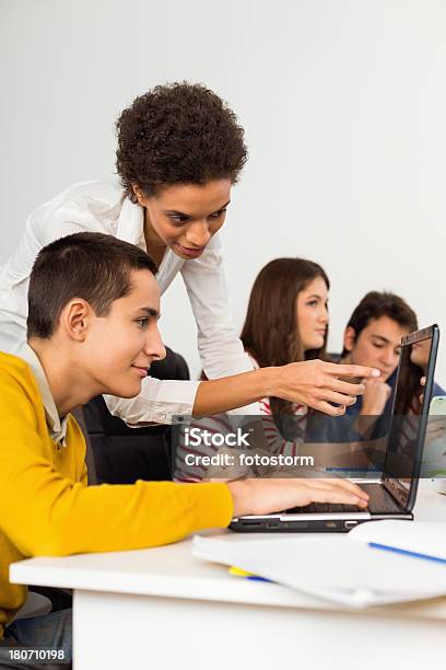 Lehrer Helfen Schüler Stockfoto und mehr Bilder von Afrikanischer Abstammung - Afrikanischer Abstammung, Akademisches Lernen, Ausbilder