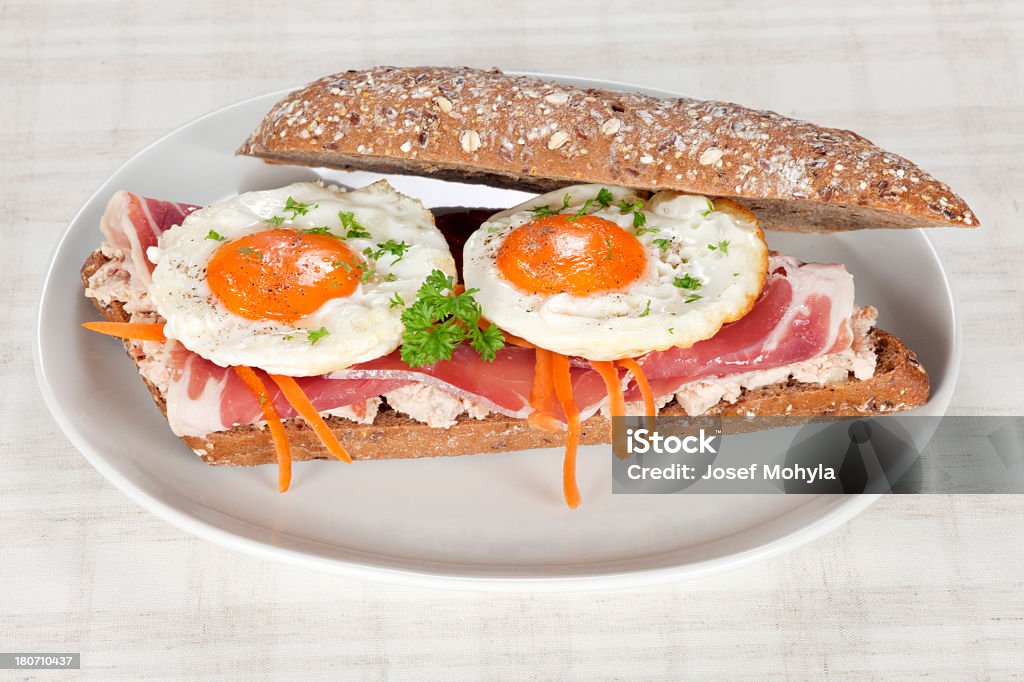Сэндвич с вышитой яичницей - Стоковые фото Багет роялти-фри