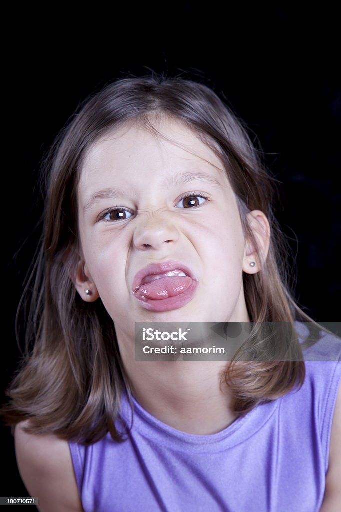 Drôle petite fille faire visage stupide - Photo de 8-9 ans libre de droits