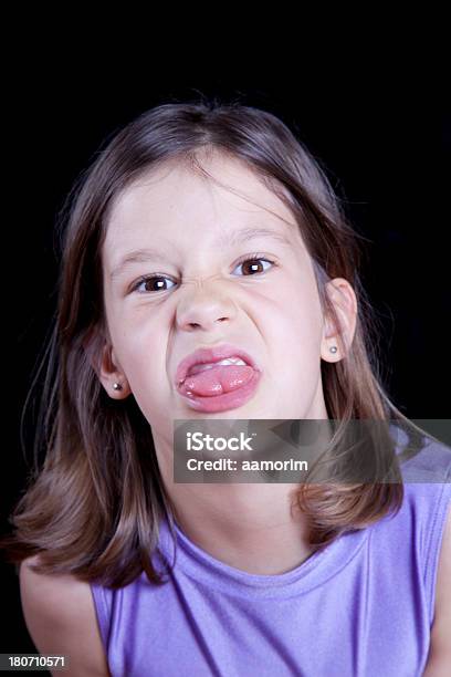 Photo libre de droit de Drôle Petite Fille Faire Visage Stupide banque d'images et plus d'images libres de droit de 8-9 ans - 8-9 ans, Bouche humaine, Cheveux bruns