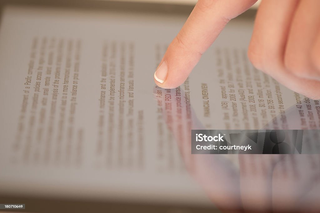 Doigt toucher une tablette PC - Photo de Adulte libre de droits