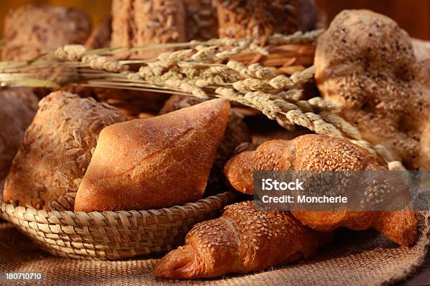 Variedade De Pão Orgânico Criossants - Fotografias de stock e mais imagens de Abundância - Abundância, Alimento Básico, Aniagem de Cânhamo