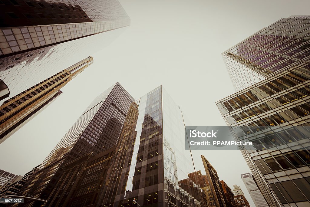 Escritório skysraper na cidade de Nova York - Foto de stock de Alto - Descrição Geral royalty-free