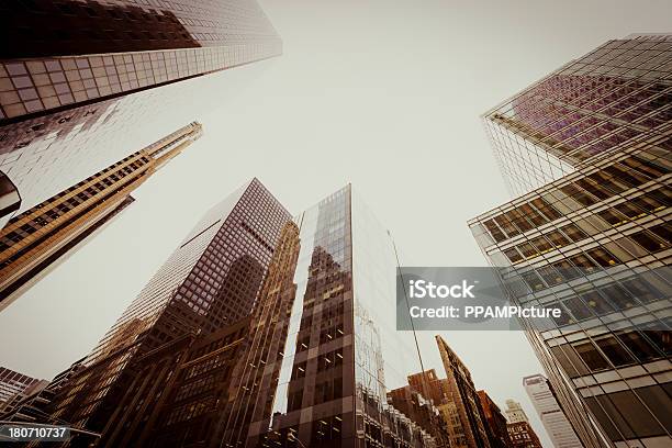Foto de Escritório Skysraper Na Cidade De Nova York e mais fotos de stock de Alto - Descrição Geral - Alto - Descrição Geral, Arquitetura, Arranha-céu