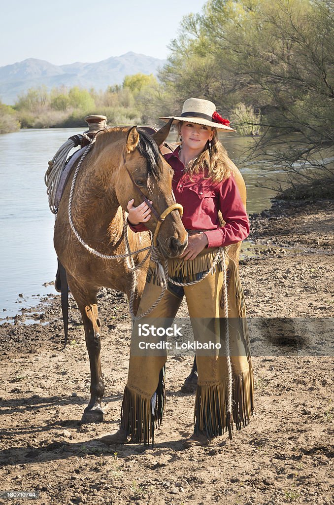 Horsewoman pelo rio usando chapéu - Foto de stock de Adulto royalty-free