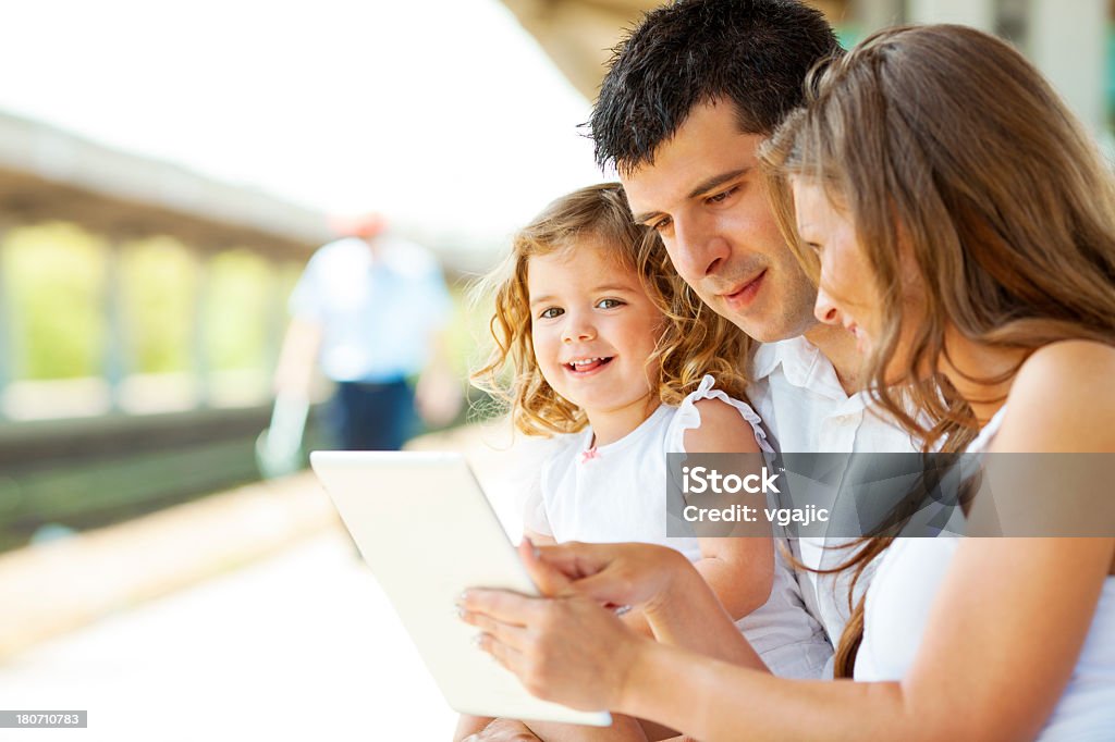 Mãe, pai e rapariga Aguarde Comboio - Royalty-free Estação de Ferroviária Foto de stock