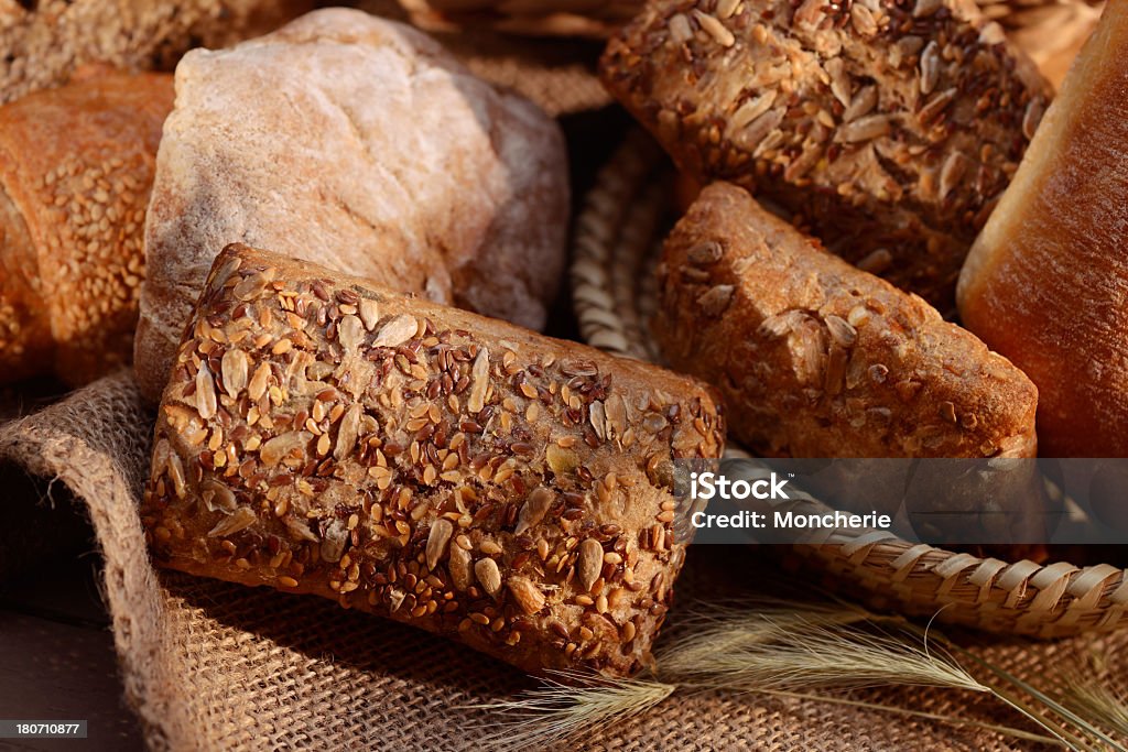 Assortimento di pane biologico - Foto stock royalty-free di Abbondanza