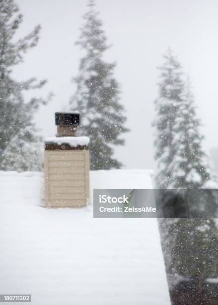 Komin W Śnieżyca - zdjęcia stockowe i więcej obrazów Bez ludzi - Bez ludzi, Burza śnieżna, Chłodny