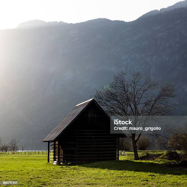 Casa En La Montaña Foto de stock y más banco de imágenes de Aire libre - Aire libre, Alpes Europeos, Aventura