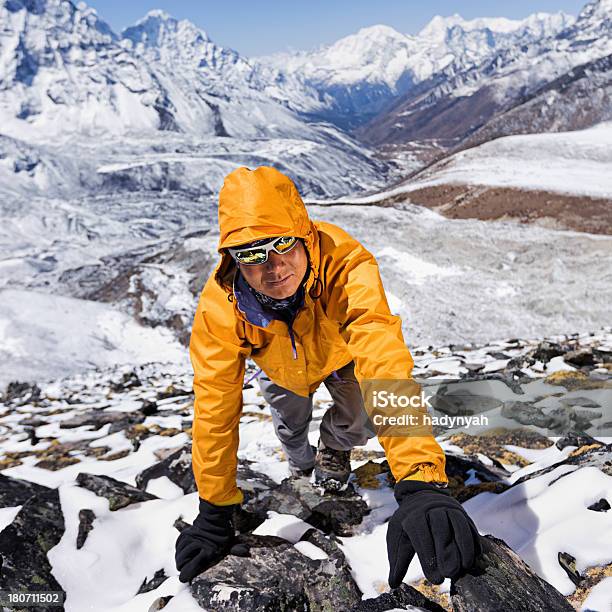 Nepali Sherpaklettern Im Himalaja Stockfoto und mehr Bilder von Sherpa - Sherpa, Abenteuer, Abgeschiedenheit