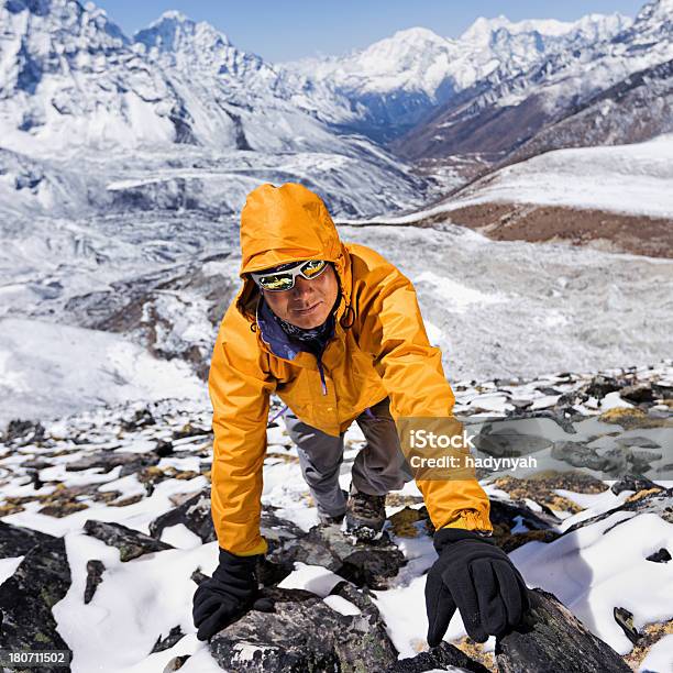 Foto de Nepalês Sherpa Escalada No Himalaia e mais fotos de stock de Sherpa - Sherpa, Alcançar, Amarelo