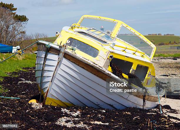 Foto de Storm Danificado Barco e mais fotos de stock de Desastre natural - Desastre natural, Tufão, Alga marinha