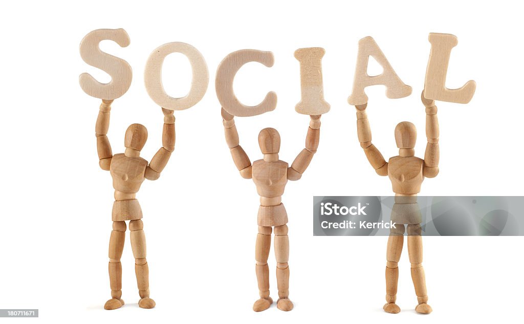 Social-in legno manichino che tiene la parola - Foto stock royalty-free di Adulto