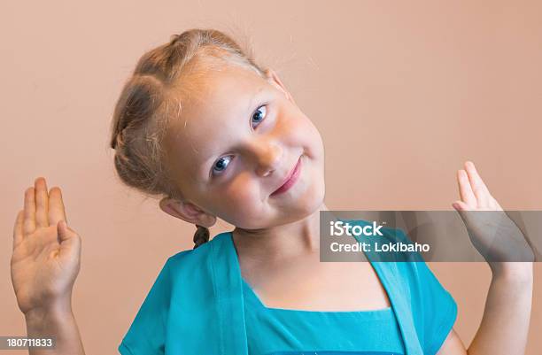 Lustige Junge Mädchen Stockfoto und mehr Bilder von 6-7 Jahre - 6-7 Jahre, Arme hoch, Blick in die Kamera