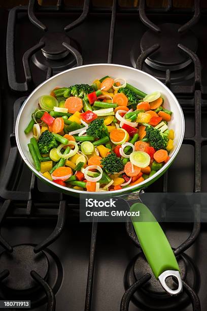 Verdure Stir Fry - Fotografie stock e altre immagini di Alimentazione sana - Alimentazione sana, Ambientazione interna, Arancione
