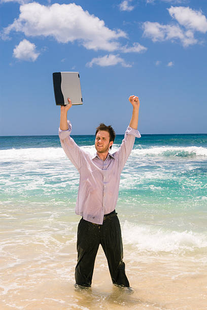 sucesso! - stranded beached beach businessman imagens e fotografias de stock