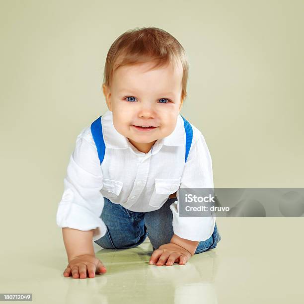 Poco Niño Atractivo Sonriendo Foto de stock y más banco de imágenes de Bebé - Bebé, 12-17 meses, 6-11 meses