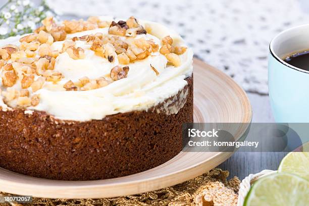 Bolo De Cenoura Com Nozes - Fotografias de stock e mais imagens de Antigo - Antigo, Azul, Bolo - Sobremesa