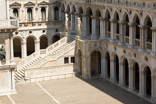 giants   escalera, palacio ducal, venecia, italia - doges palace palazzo ducale staircase steps fotografías e imágenes de stock