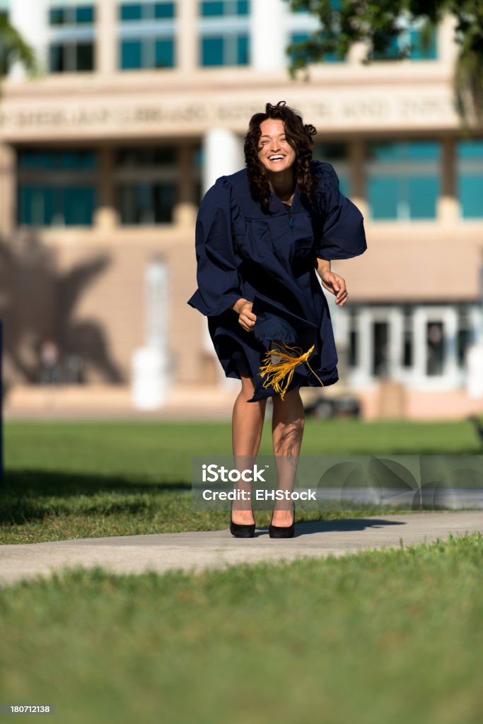 Feliz mujer joven College de posgrado - Foto de stock de Adulto libre de derechos