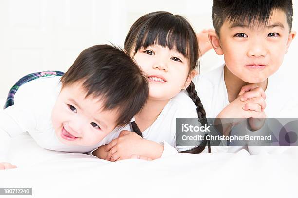 Asiatische Geschwister Porträt Auf Bett Stockfoto und mehr Bilder von 2-3 Jahre - 2-3 Jahre, 4-5 Jahre, 6-11 Monate
