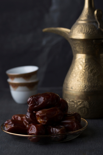 Ramadán de Iftar fechas y café photo