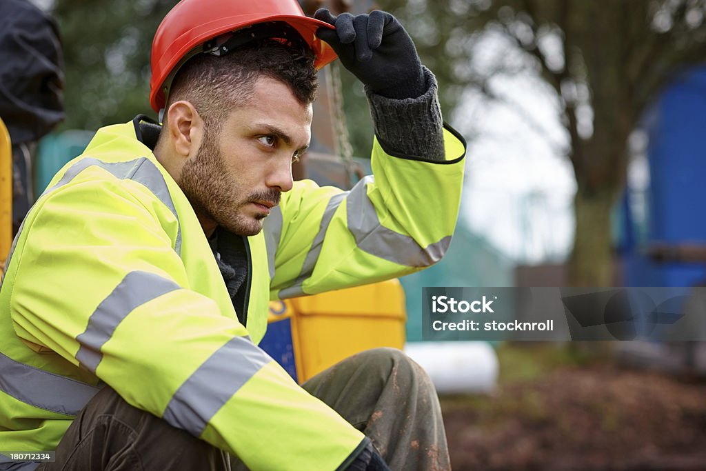 Hombre trabajador de la construcción es una necesidad de apertura - Foto de stock de Cansado libre de derechos