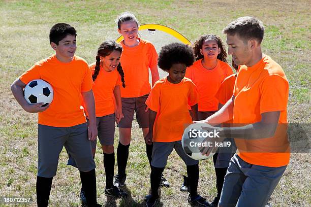 Treinador Com Crianças Praticar Futebol - Fotografias de stock e mais imagens de 10-11 Anos - 10-11 Anos, 20-29 Anos, 8-9 Anos