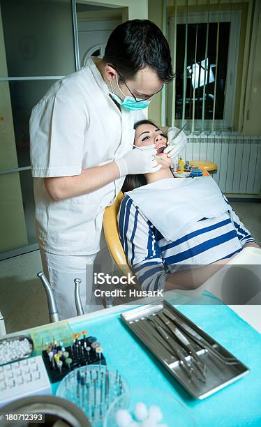 Menina No Dentista - Fotografias de stock e mais imagens de 20-29 Anos - 20-29 Anos, Adulto, Beleza