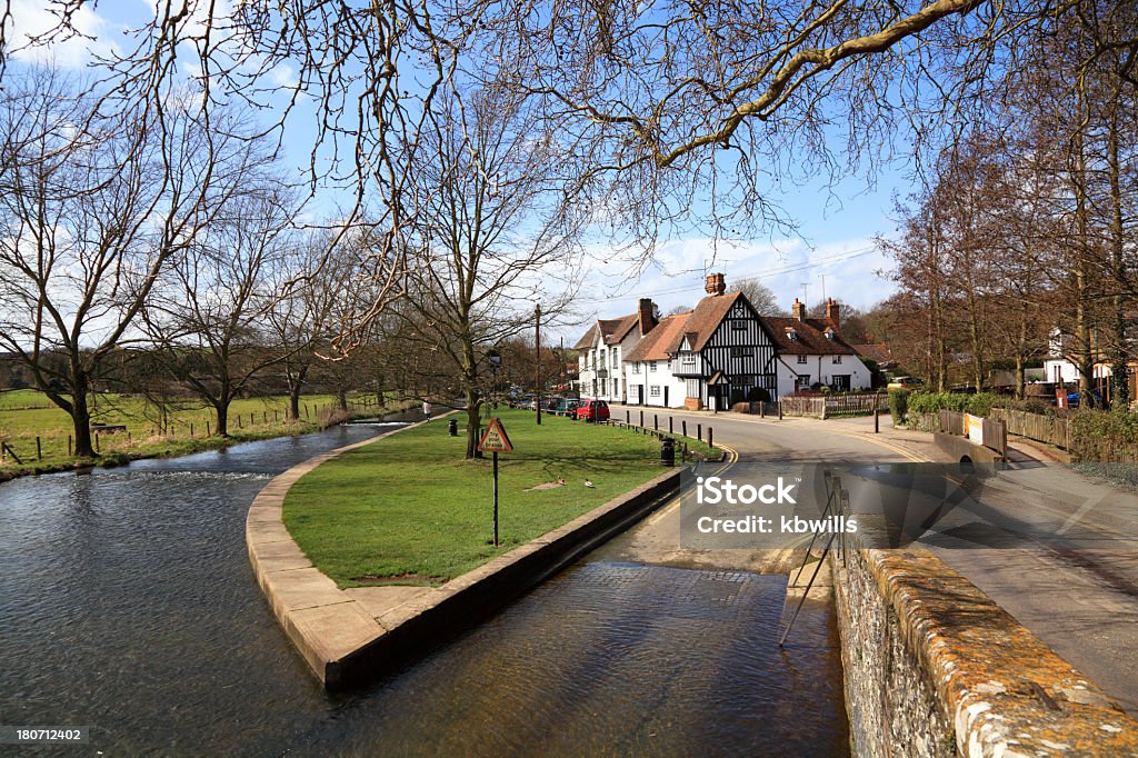 Wieś z typowo angielski Rzeka ford bridge i stare domy - Zbiór zdjęć royalty-free (Kent - Anglia)