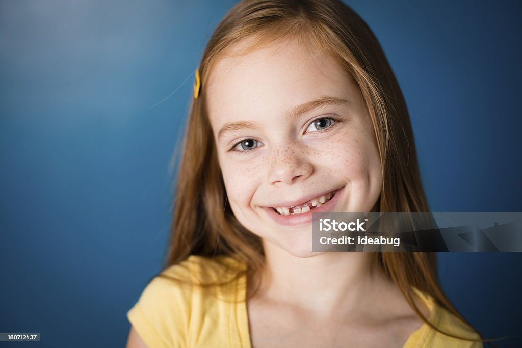 Color de niña sonriente con el pelo rojo - Foto de stock de 6-7 años libre de derechos
