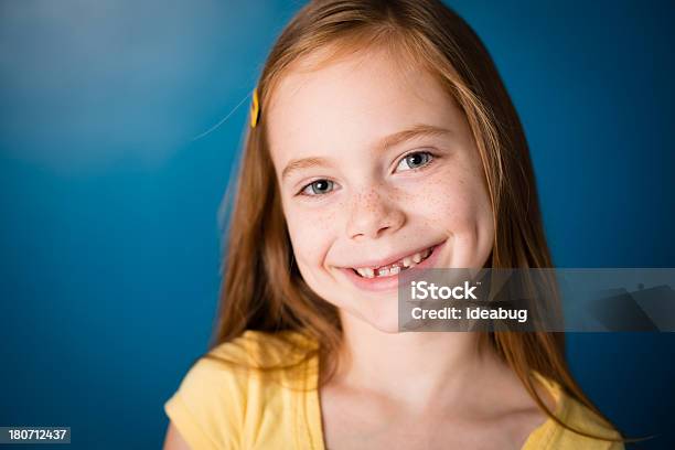 Color De Niña Sonriente Con El Pelo Rojo Foto de stock y más banco de imágenes de 6-7 años - 6-7 años, Alegre, Alegría