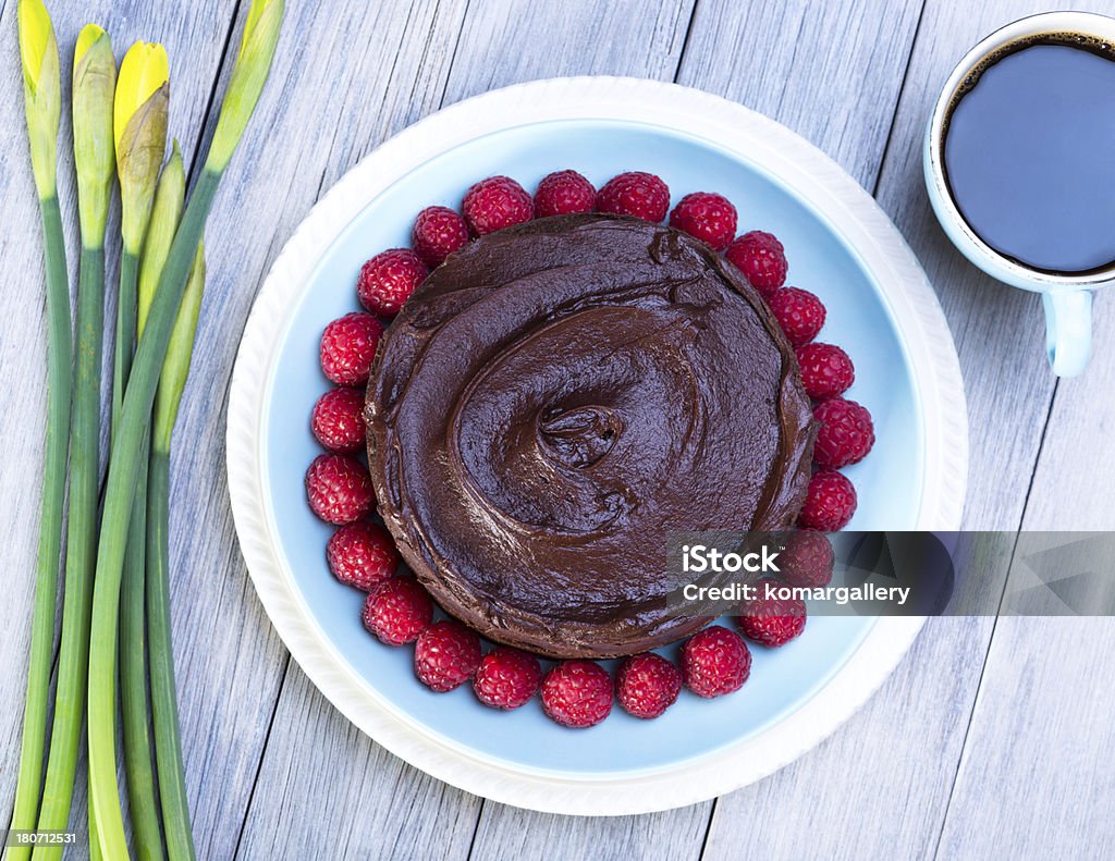 Gâteau au chocolat avec des framboises et fleurs - Photo de Aliment libre de droits