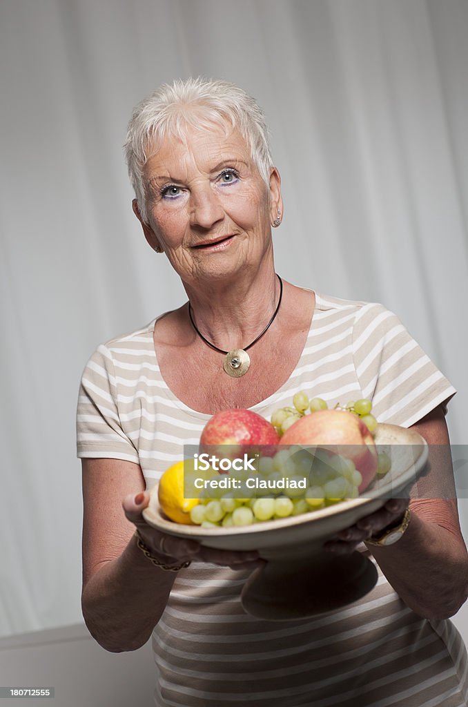 Sênior mulher com frutas - Foto de stock de 65-69 anos royalty-free