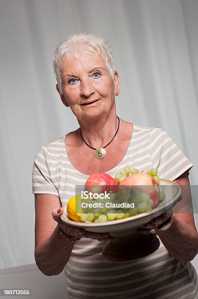 Foto de Sênior Mulher Com Frutas e mais fotos de stock de 65-69 anos - 65-69 anos, 70 anos, Adulto