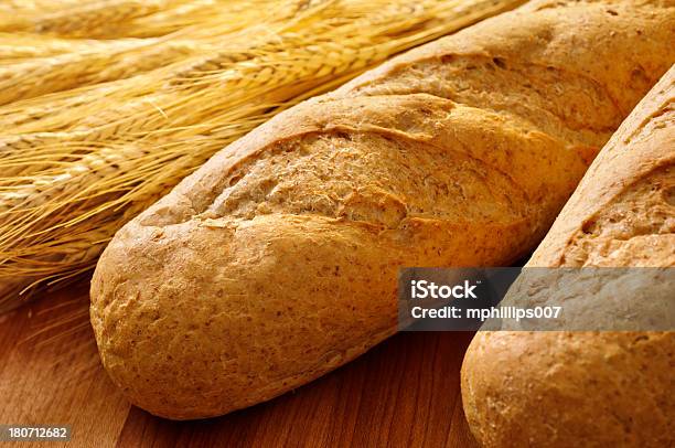 Chleb Razowy - zdjęcia stockowe i więcej obrazów Bagietka - Pieczywo - Bagietka - Pieczywo, Bez ludzi, Bochenek chleba