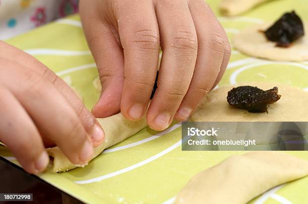 Bambina Facendo Biscotti - Fotografie stock e altre immagini di Ambientazione interna - Ambientazione interna, Bambine femmine, Bambino