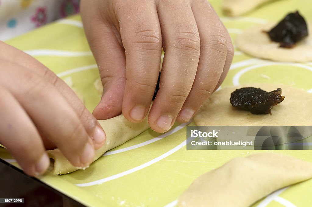 Garotinha fazendo biscoitos - Foto de stock de Aluno de Jardim de Infância royalty-free