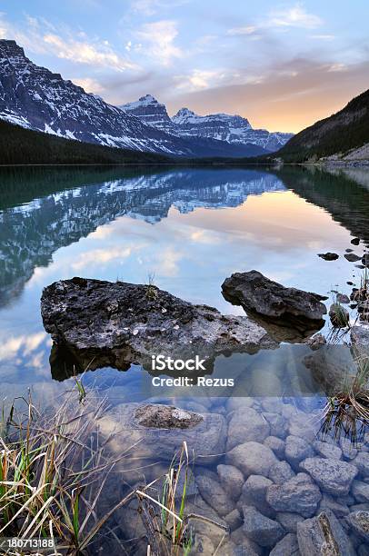 Crepúsculo Paisaje De Montaña Con Reflejo De Lago Waterfowl Rokies Canadá Foto de stock y más banco de imágenes de Agua
